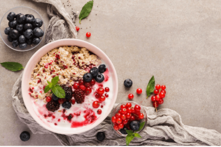 Papas de quinoa e frutos vermelhos